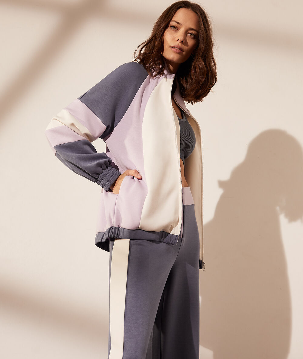 Veste col montant zippé, manches ballon lilas.