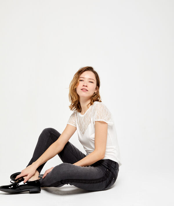Top décolleté et épaules à guipure ecru.