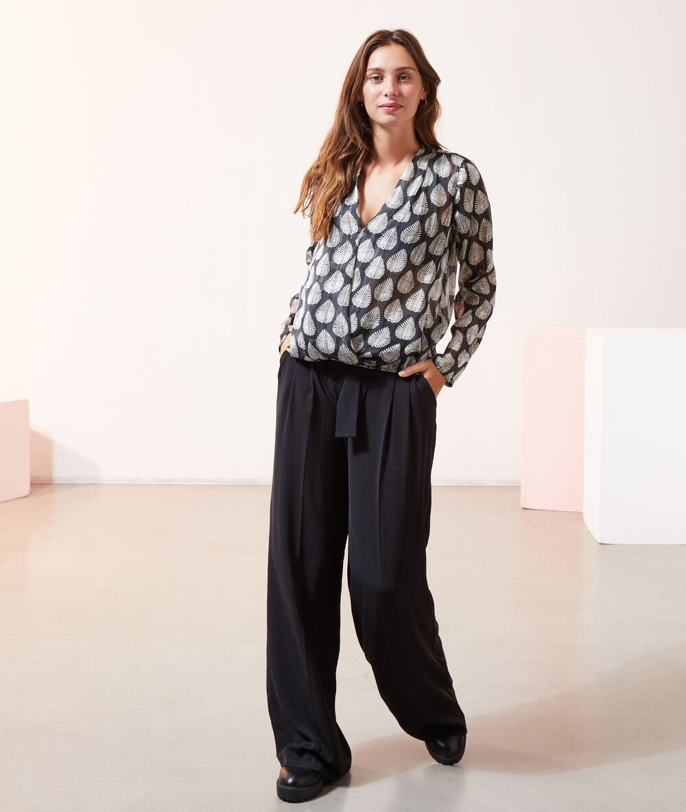 Blouse cache-coeur noir.