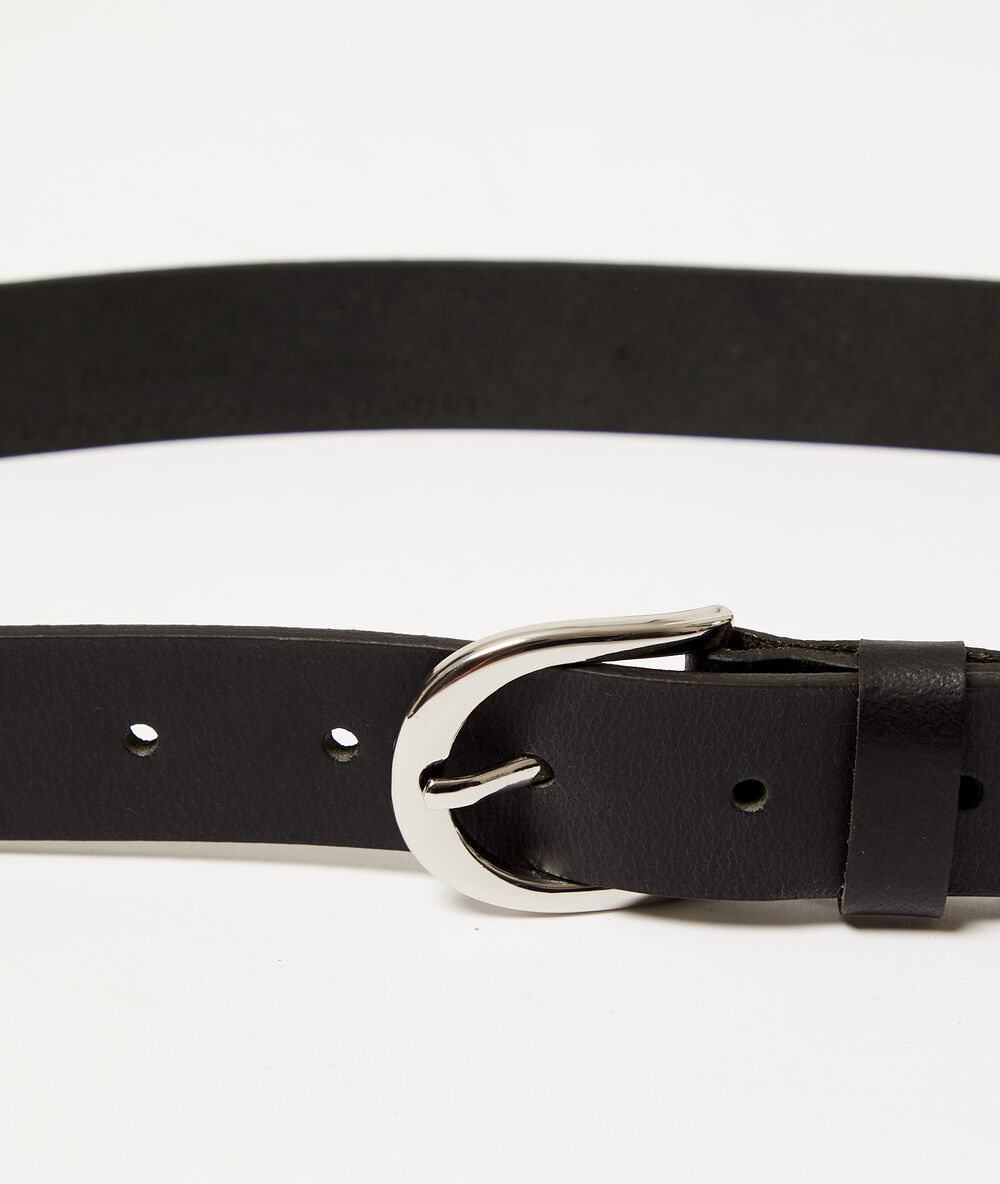 Ceinture en cuir noir.
