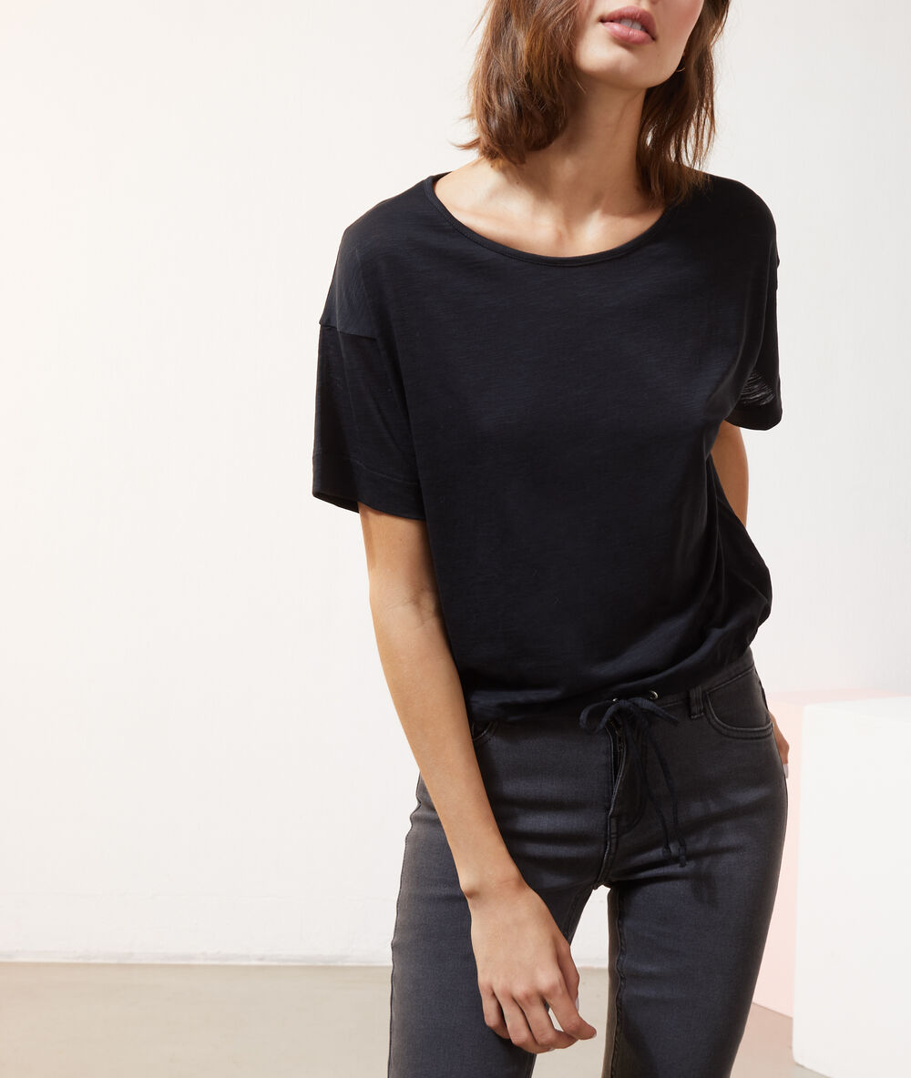 T-shirt avec lien noir.