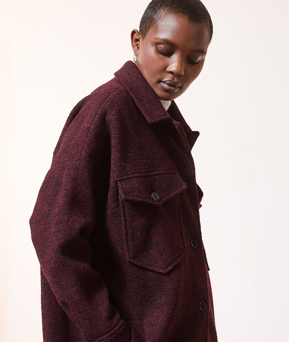 Manteau surchemise mi-long bordeaux.