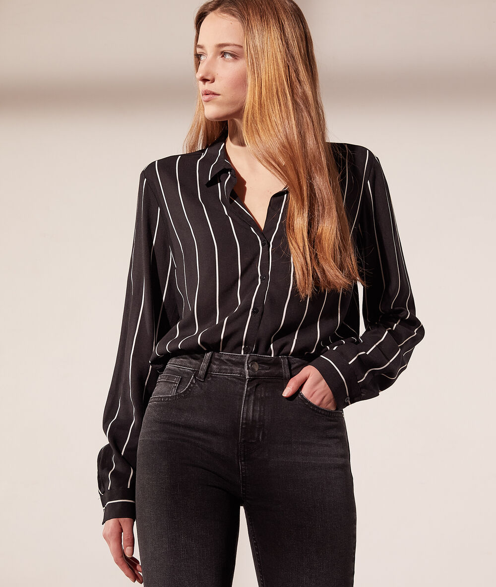 Chemise à rayures noir.