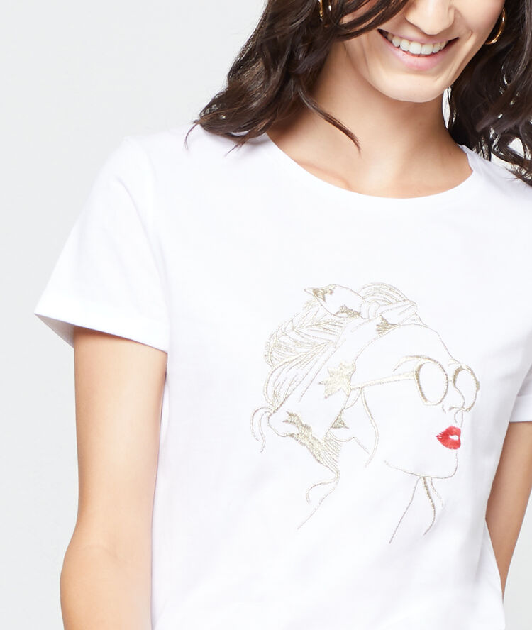 T-shirt brodé blanc.