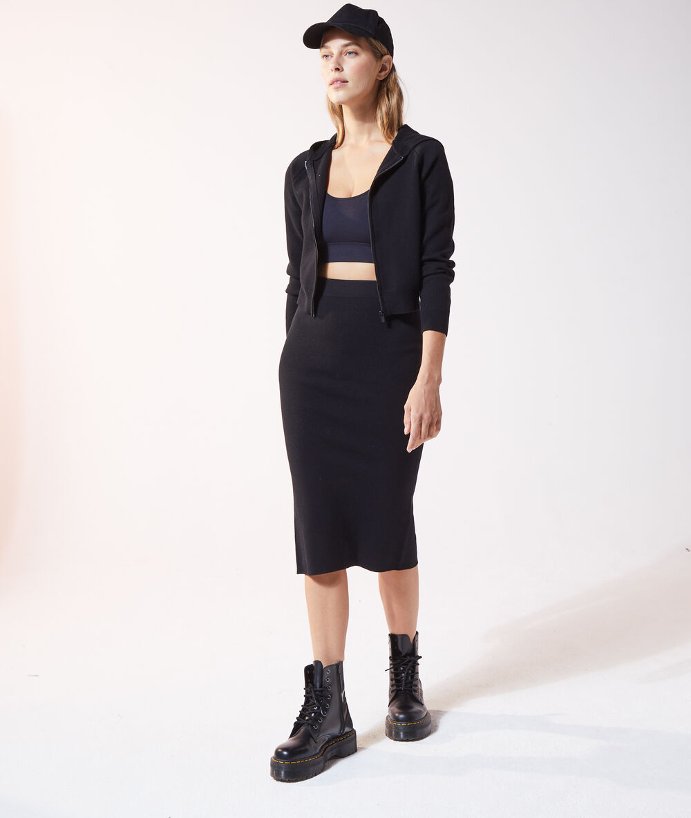 Jupe fendue en maille fine noir.