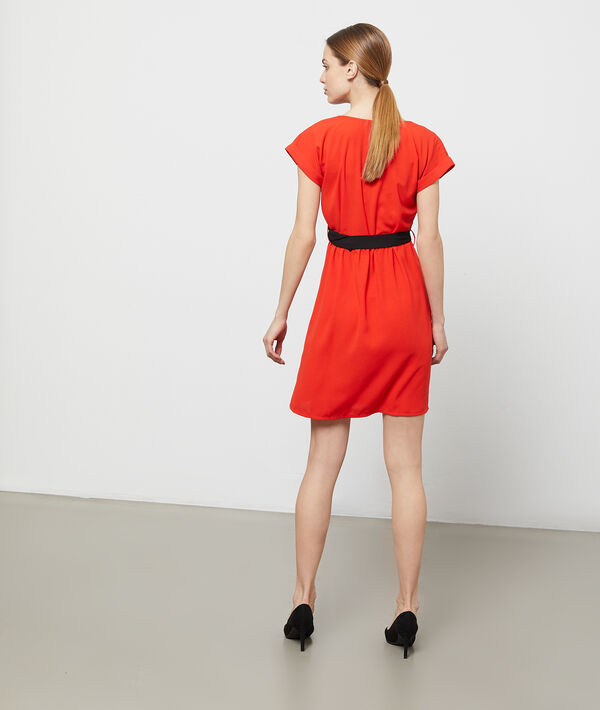 Robe droite ceinturée rouge.