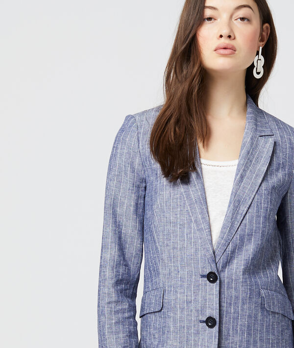 Veste de tailleur à rayures marine.