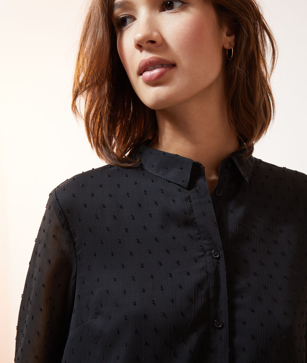 Robe boutonnée en plumetis noir.
