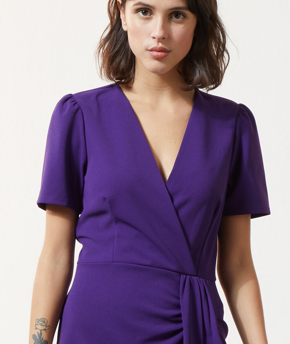 Robe courte drapée violet.