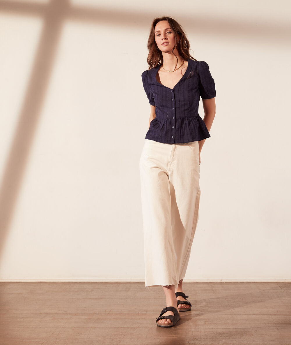Chemise manches courtes détails en dentelle marine.