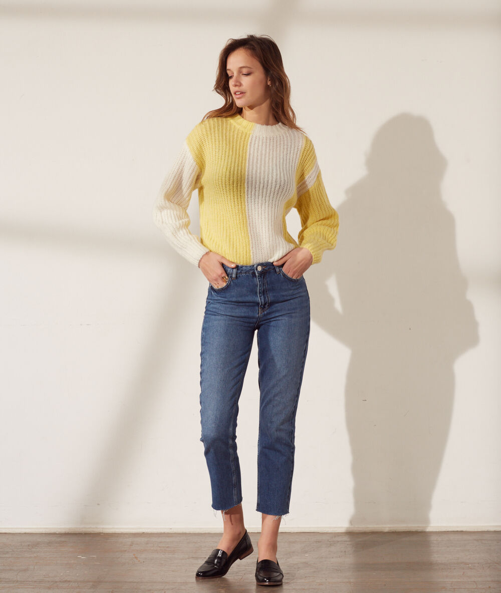 Pull bicolore jaune pale.