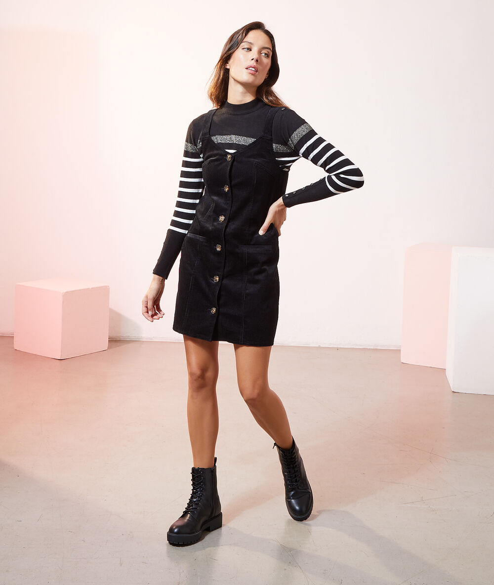 Robe salopette en velours noir.