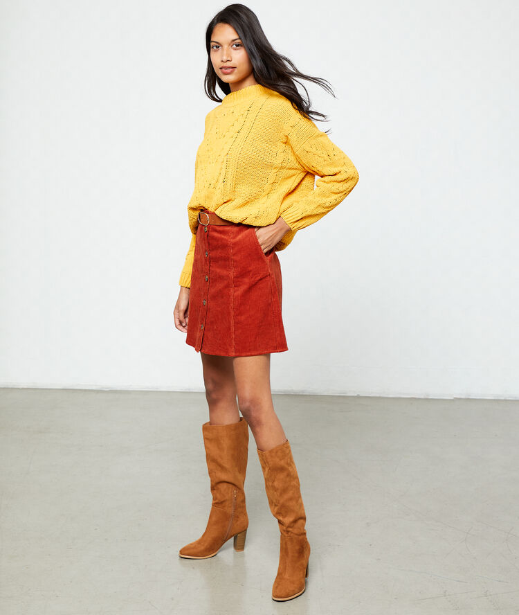 Pull torsadé en grosse maille ocre.
