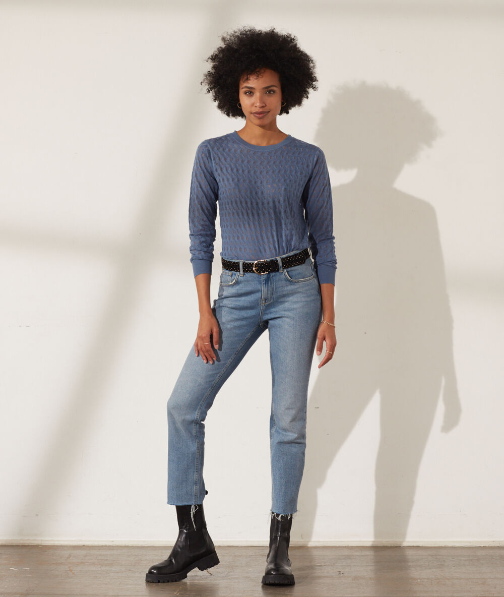 Pull col rond bleu.