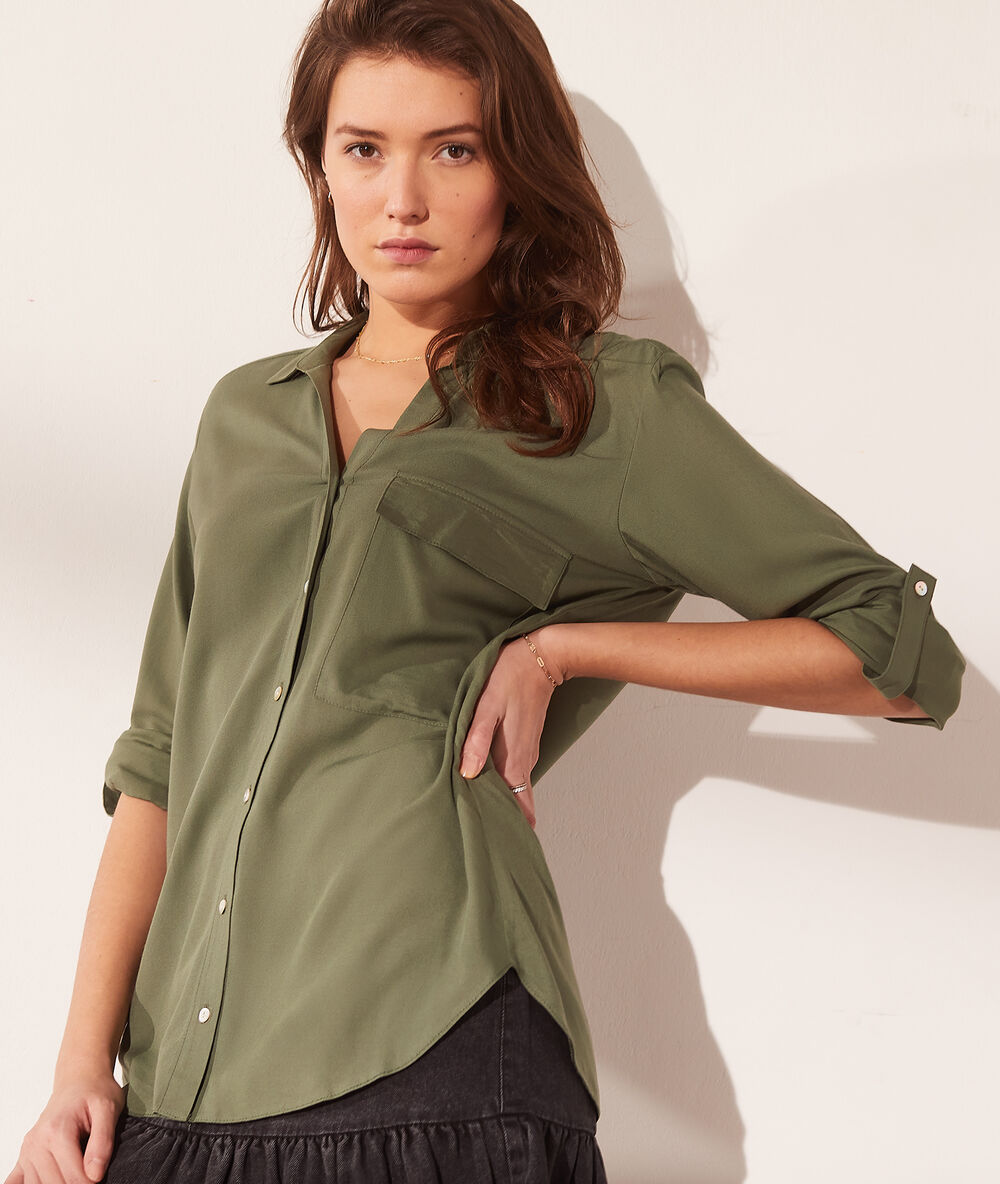 Chemise avec poche kaki fonce.