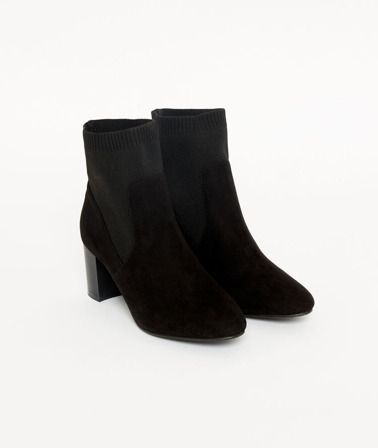 Bottines chaussettes à talons noir.