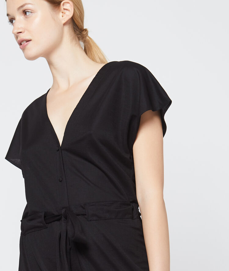 Robe longue dos décolleté noir.