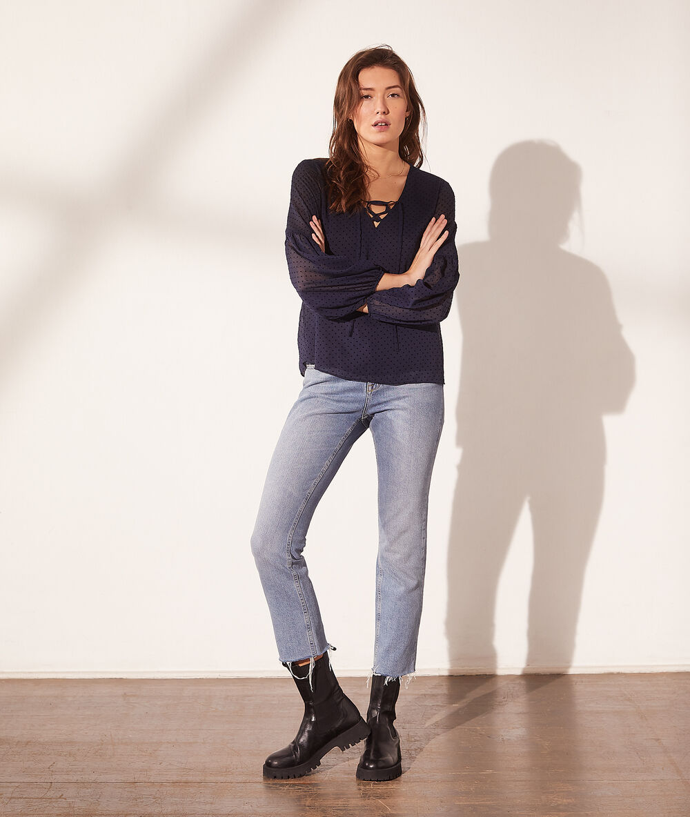 Blouse en plumetis manches ballon bleu marine.
