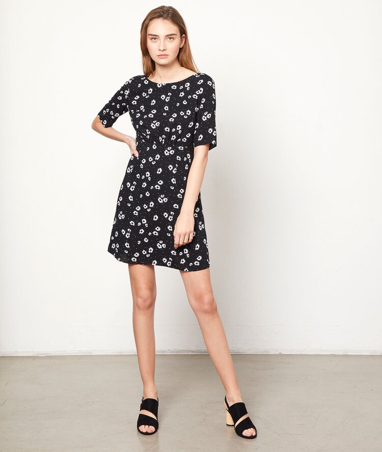 Robe fleurie dos décolleté noir.