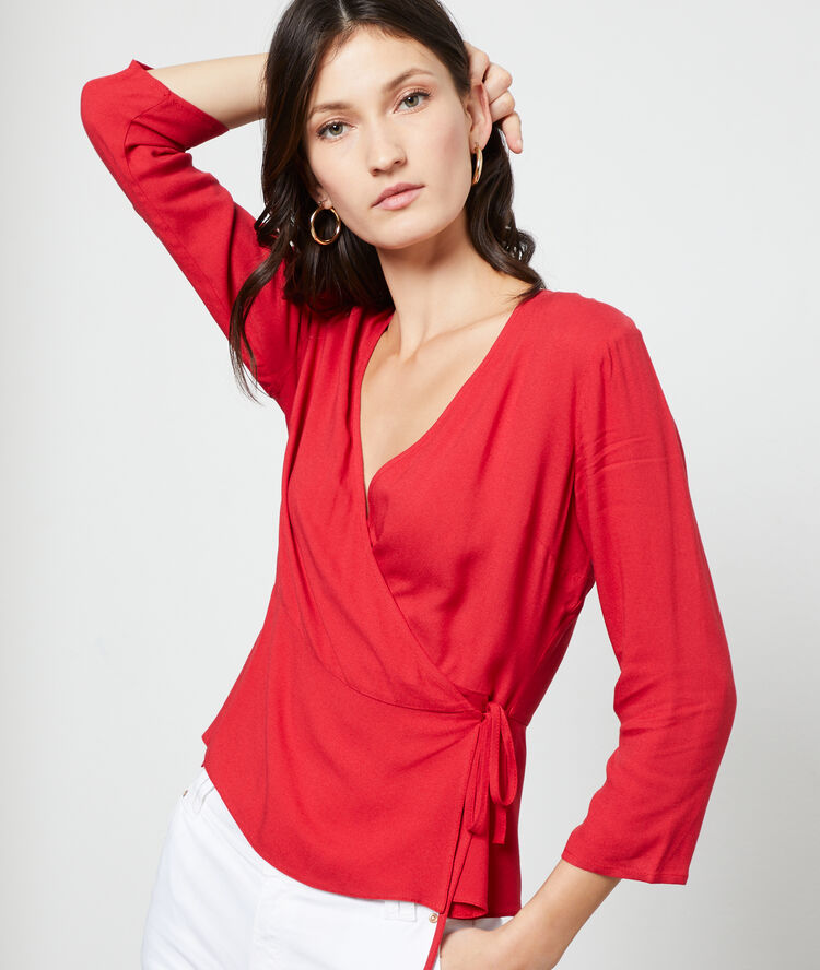 Blouse cache-coeur carmin.