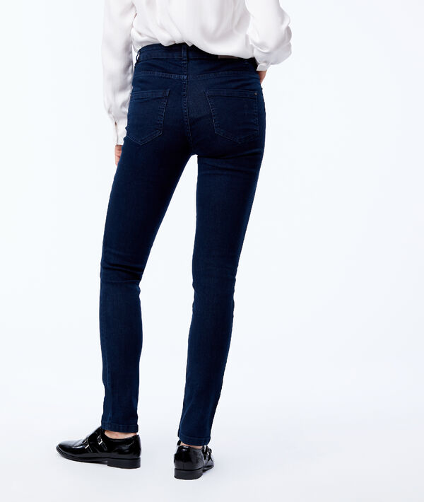 Jean slim bleu foncé délavé.