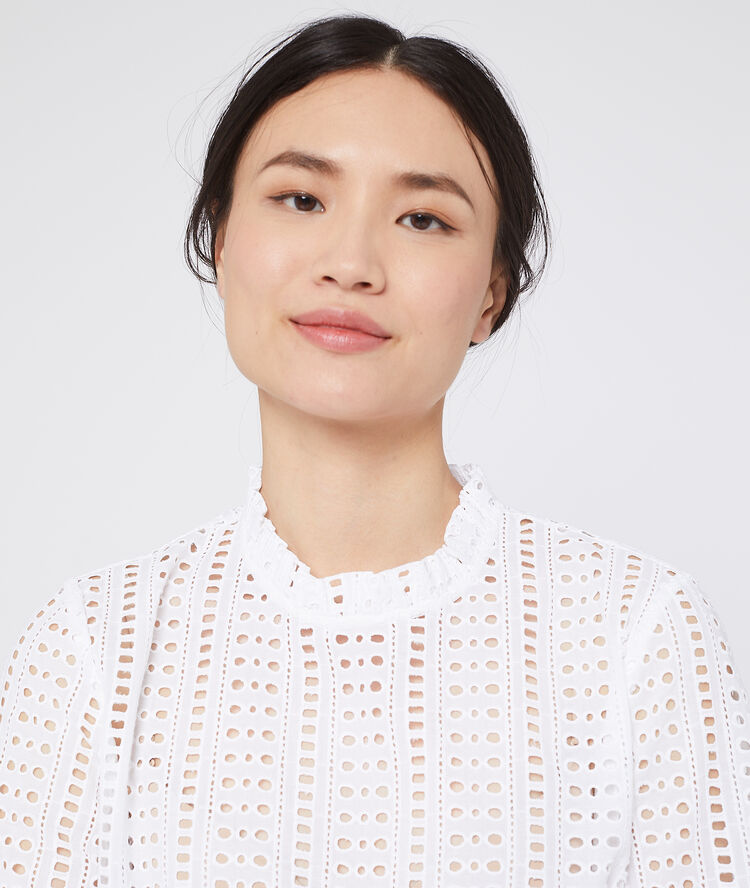 Blouse ajourée en guipure ecru.