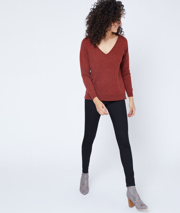 Pull torsadé en cachemire rouille.