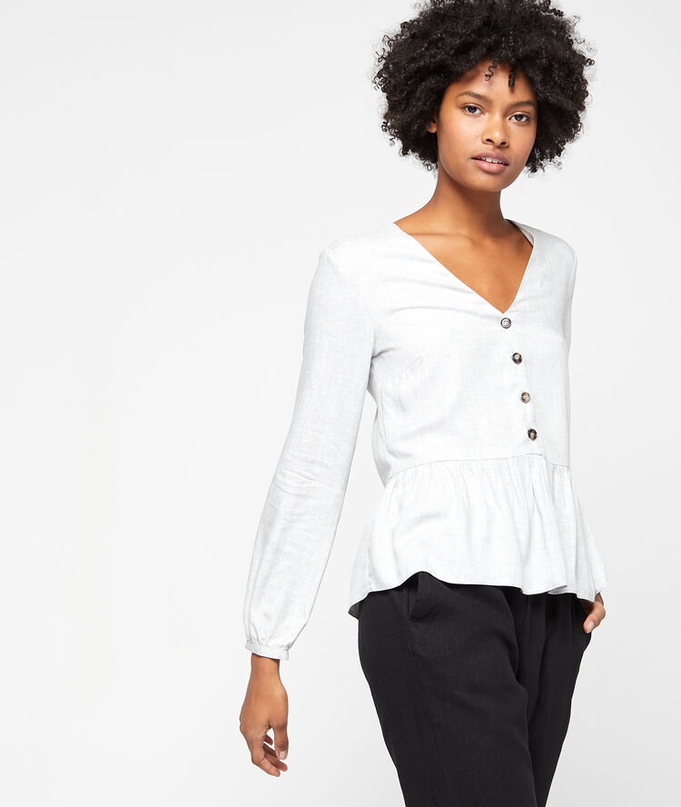 Blouse boutonnée à volants gris chiné clair.