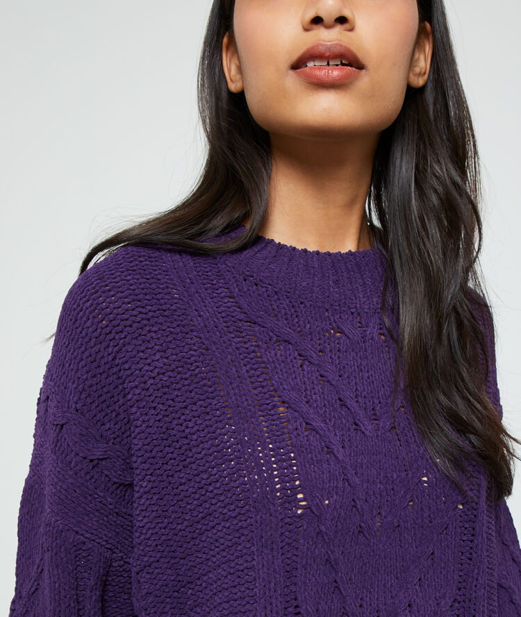 Pull torsadé en grosse maille violet.