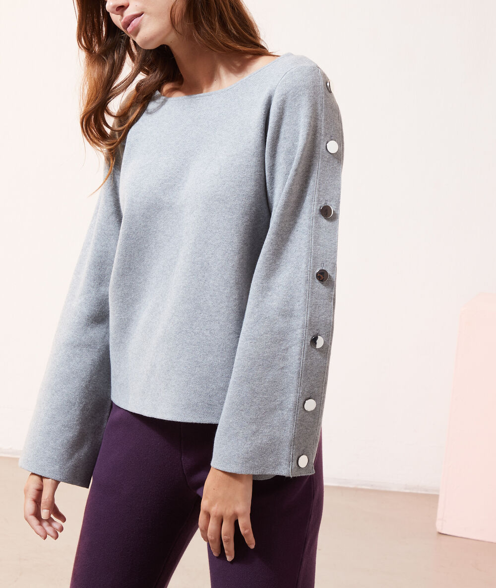 Pull à détails boutons gris chine.
