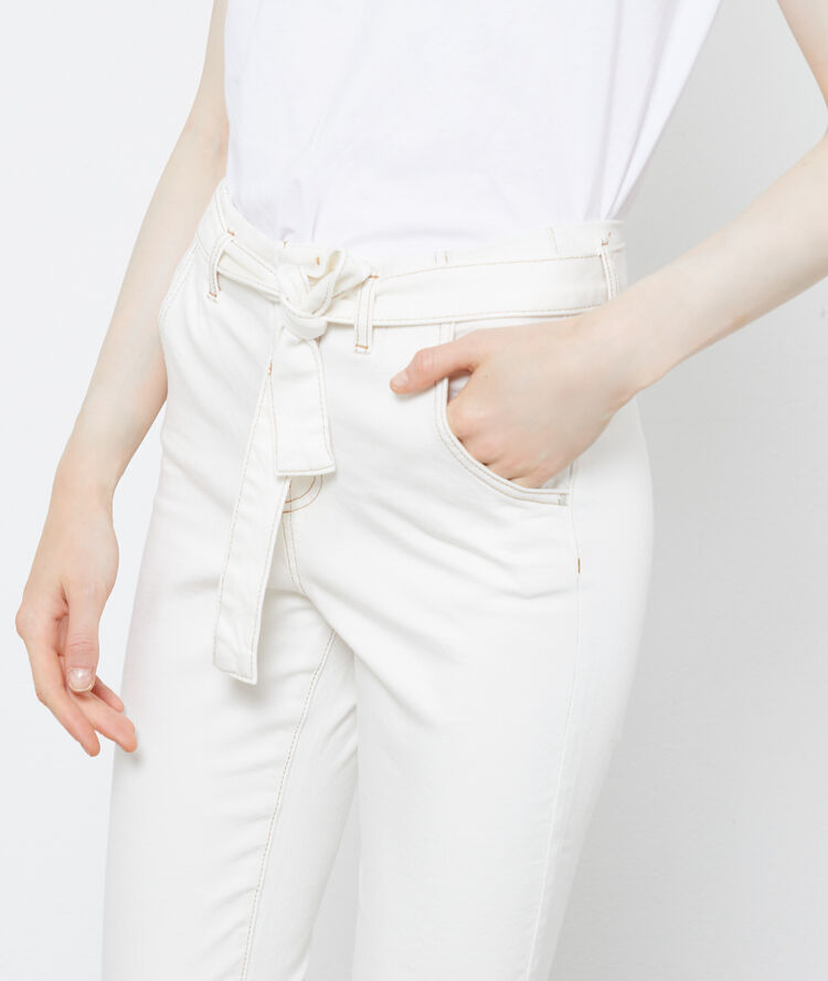 Jean droit ceinturé blanc.
