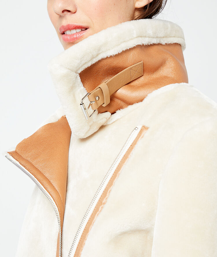 Blouson en fausse fourrure beige rose.