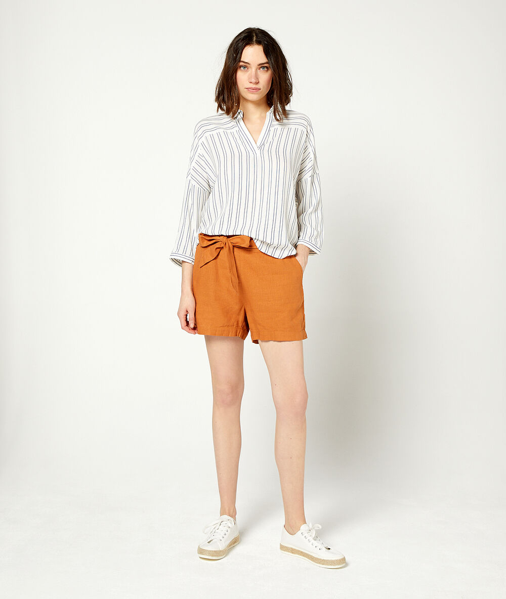 Blouse à rayures marine.