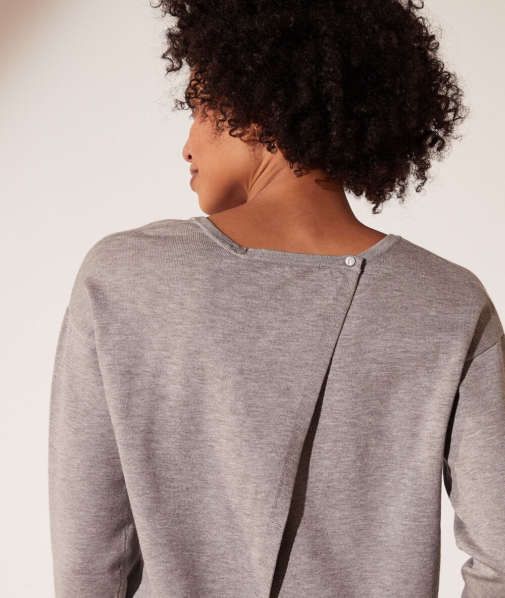 Pull en maille à nouer gris chine.
