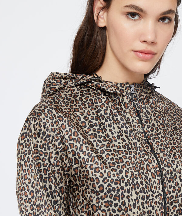 Blouson à imprimé léopard noir.
