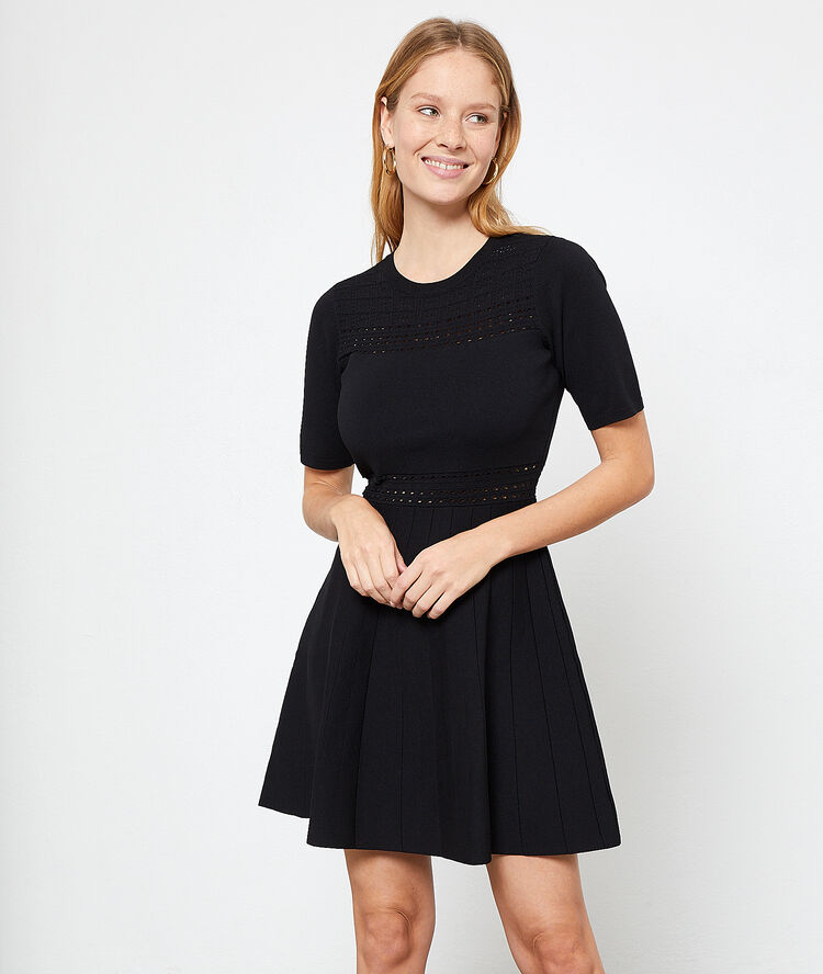 Robe en maille ajourée noir.