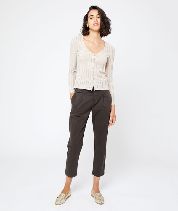 Cardigan côtelé en maille fine beige rose.