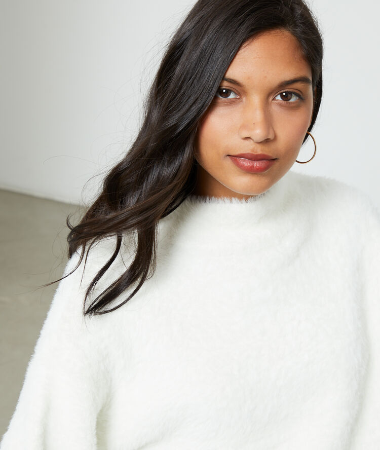 Pull col montant en maille fluffy ecru.