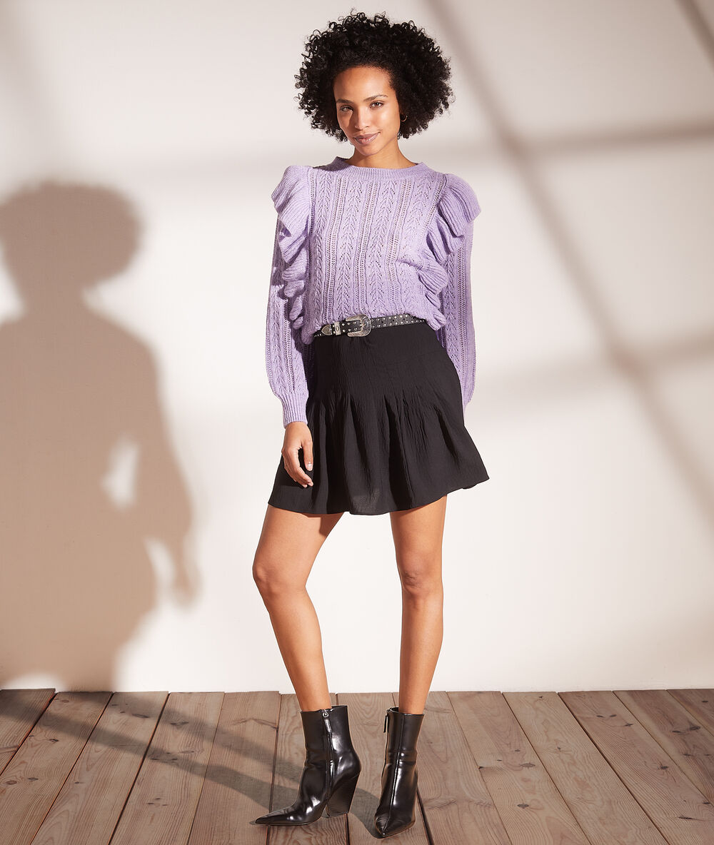 Pull en maille à volants lilas.