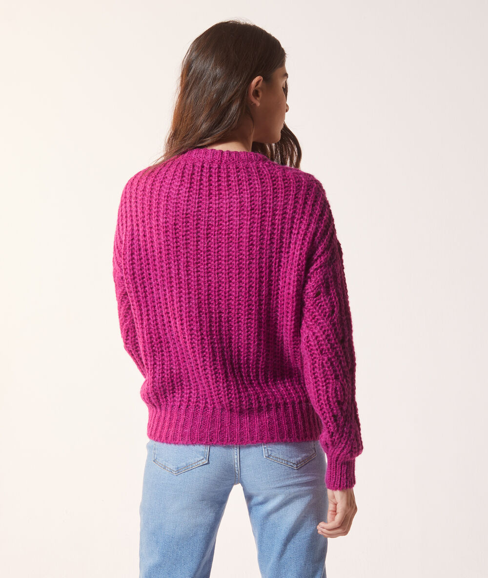 Pull en maille ajourée rose framboise.