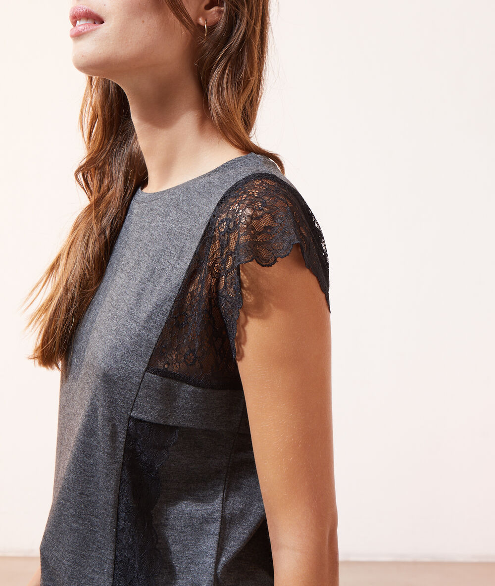 T-shirt détails dentelle gris chine.