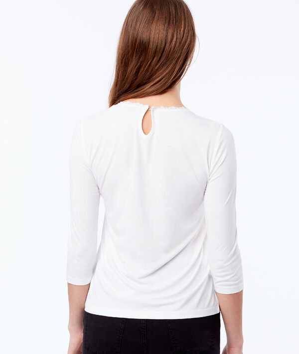 T-shirt à décolleté guipure ecru.