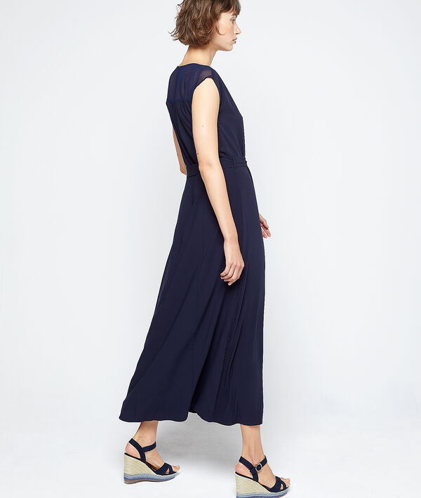 Robe longue à décolleté guipure marine.