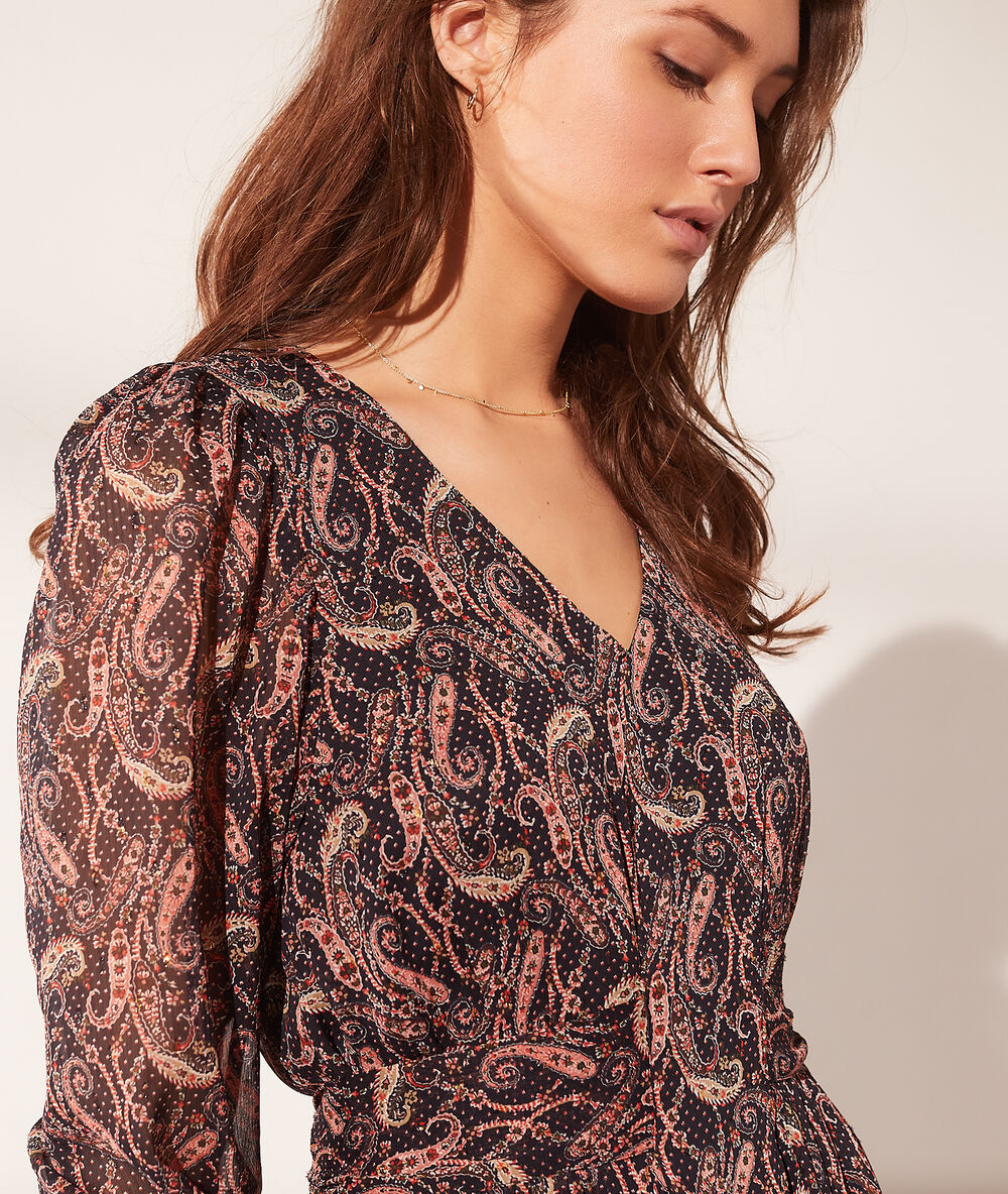 Robe longue imprimée noir.
