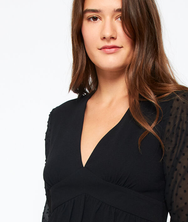 Robe à manches en plumetis noir.