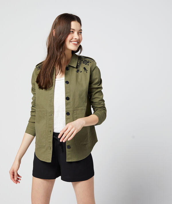 Veste boutonnée à broderies kaki clair.