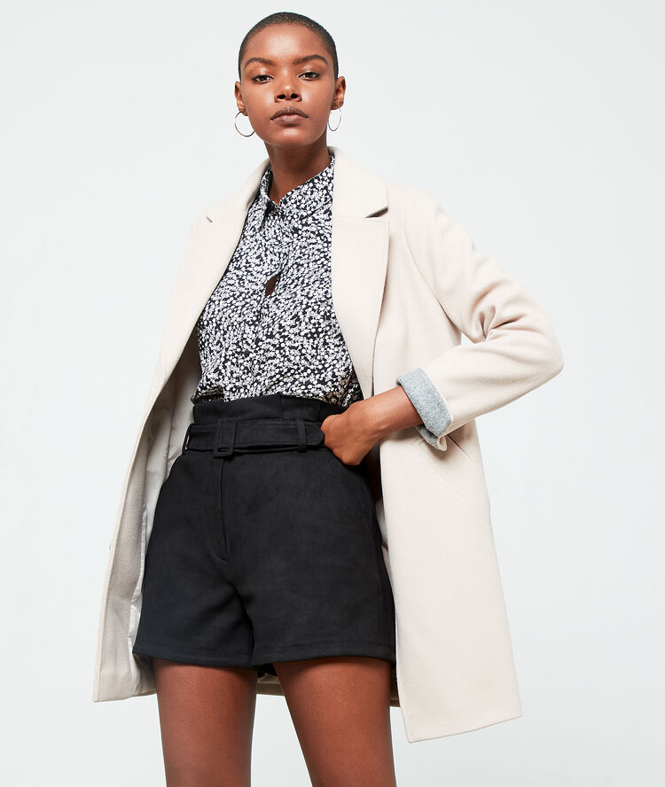 Manteau droit creme.