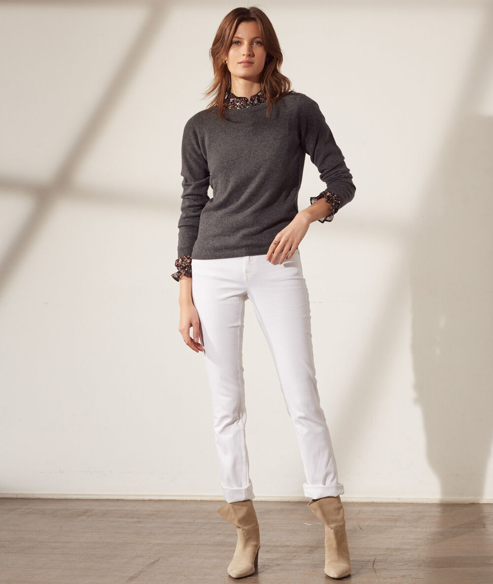 Pull col bateau en cachemire gris chine clair.