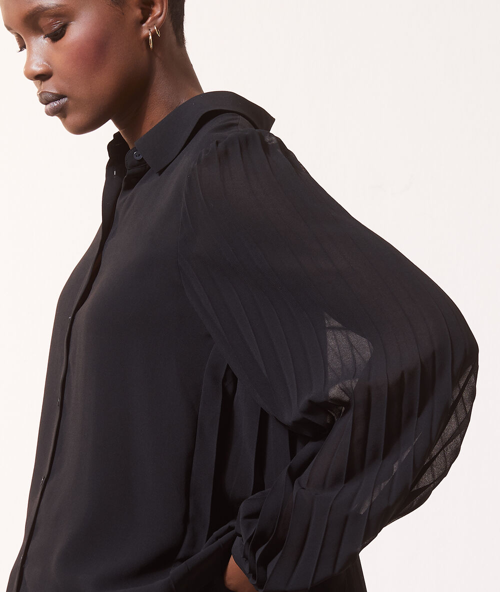 Chemise à volage plissé noir.