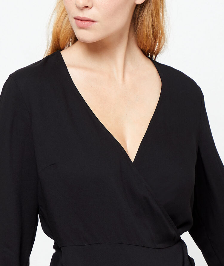 Blouse cache-coeur noir.